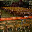 150 Holzklappstühle für eine Versammlung in einer Brauerei
