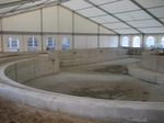 ein Schwimmbad wurde für Bauarbeiten überdacht